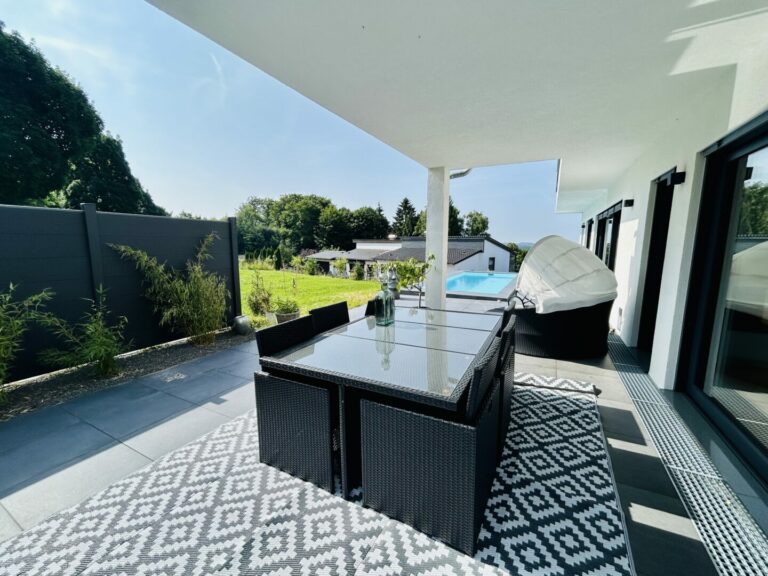Terrasse teils überdacht