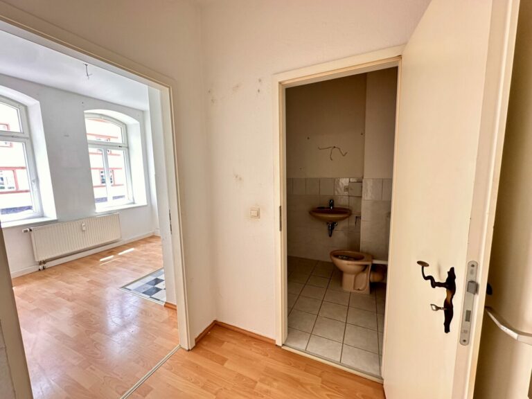 Blick in Küche und Badezimmer