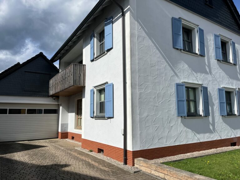 Ansicht mit Garage