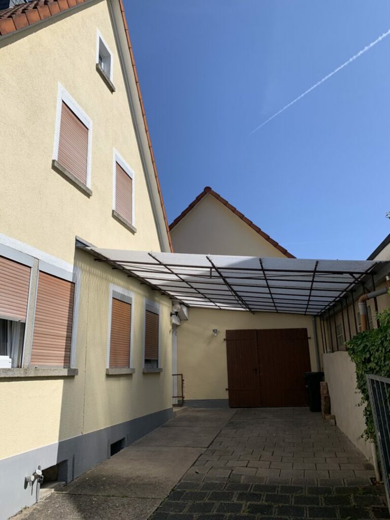 Garage und Stellplatz