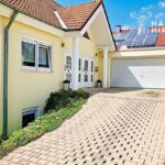 Einfahrt Und Garage