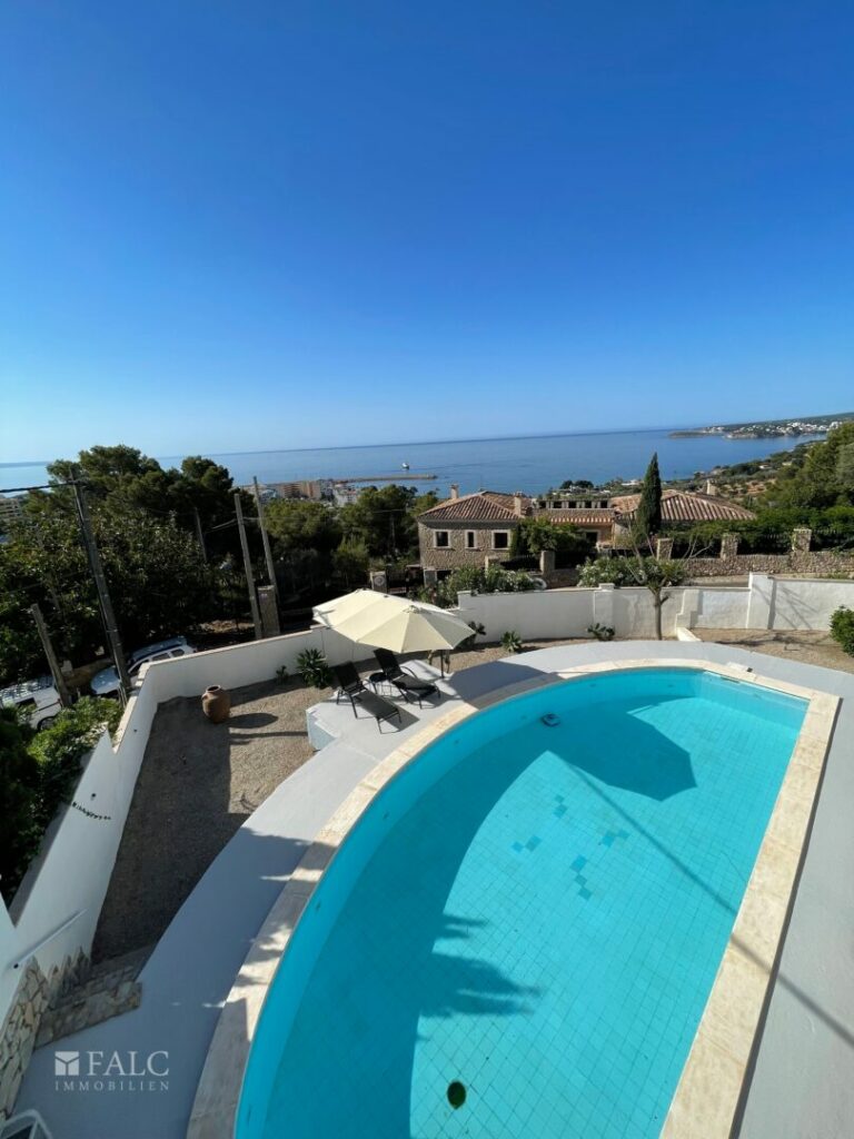 Pool mit Meerblick