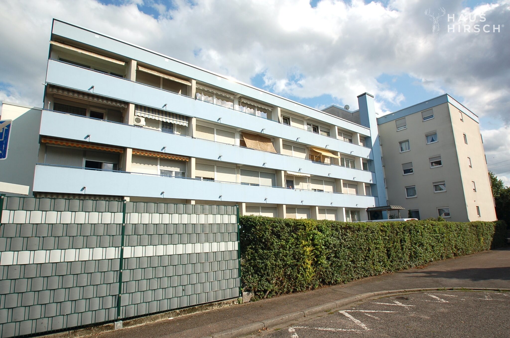 Eingangsseite und balkon