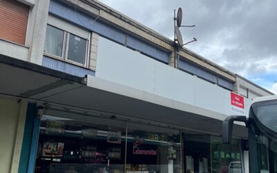 Objekte 19 Vorderfront, Laden