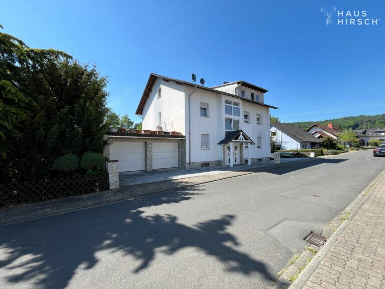 Vorderansicht mit Garagen