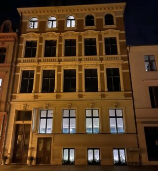 Hausansicht bei Nacht