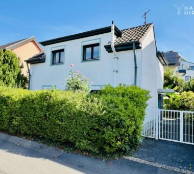 Charmantes Einfamilienhaus, 86 Qm Wfl Mit Toller Aufteilung + Garten In Begehrter Lage In Bonn-Beuel 6 Hausansicht