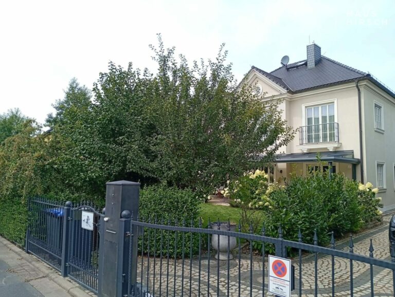 Villa Straßenansicht