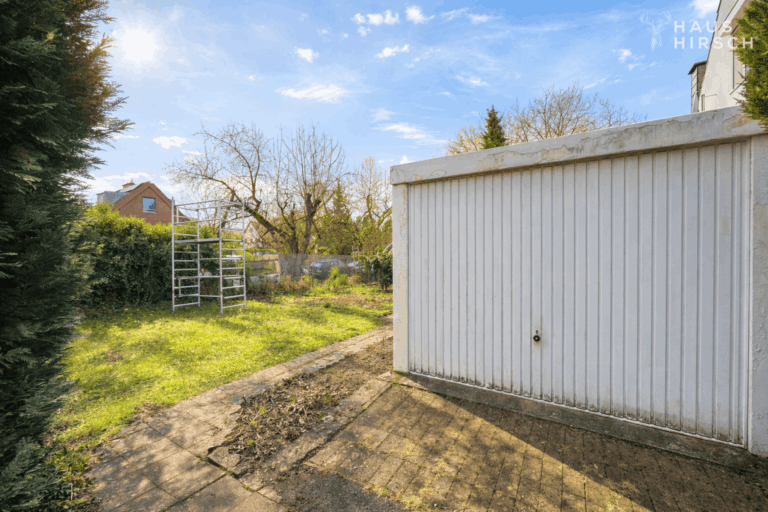 Grundstück vorne mit Bestandsgarage