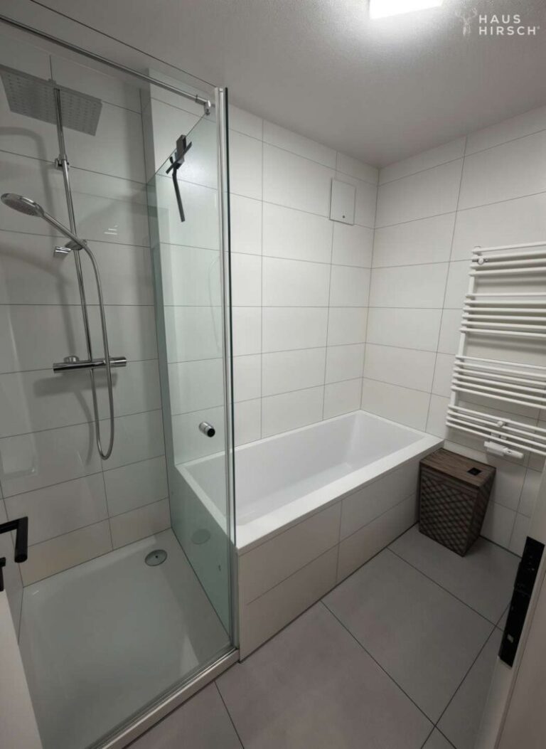 Bad mit Badewanne und Dusche