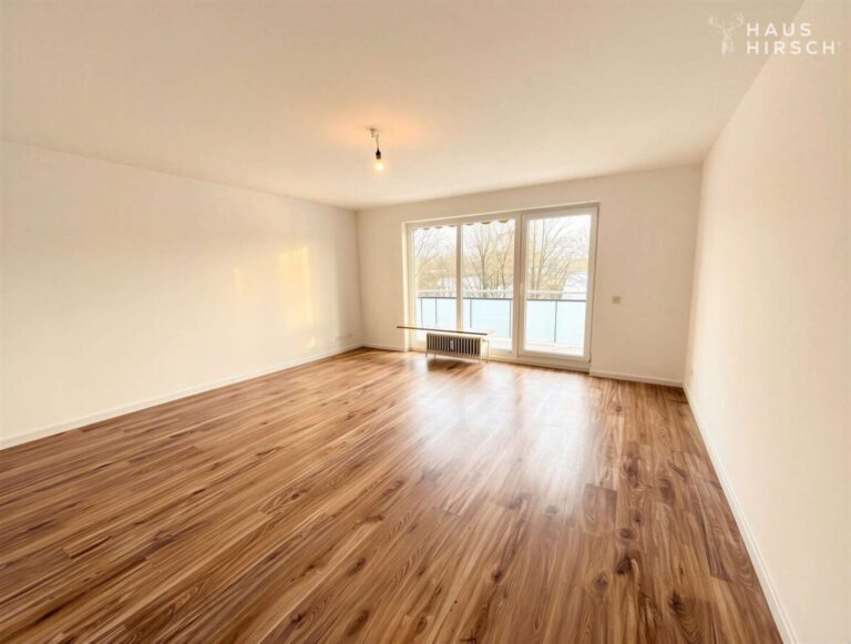 Helles Wohnzimmer mit Balkon