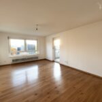 Wohnzimmer Mit Zugang Zum Balkon