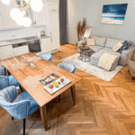 Charmante Altbauwohnung Vereint Historisches Flair &Amp; Modernen Komfort - Provisionsrabatt 2,5%! 4 Wohnzimmer Blick In Die Küche