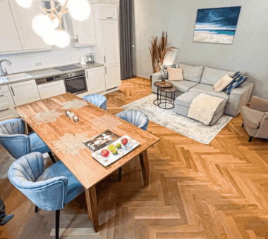 Charmante Altbauwohnung Vereint Historisches Flair &Amp; Modernen Komfort - Provisionsrabatt 2,5%! 2 Wohnzimmer Blick In Die Küche