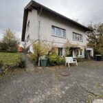 Hof Und Vorderansicht