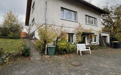 Hof Und Vorderansicht