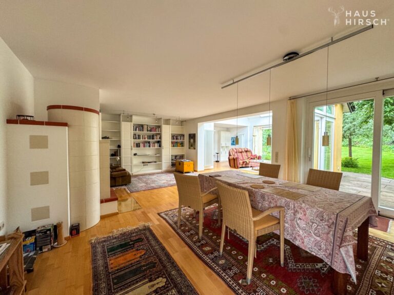 Essbereich mit Blick ins Wohnzimmer