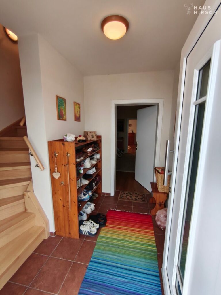 Flur EG mit Treppe zum OG