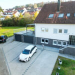 Gebäudeansicht Mit Stellplätzen + Garagen