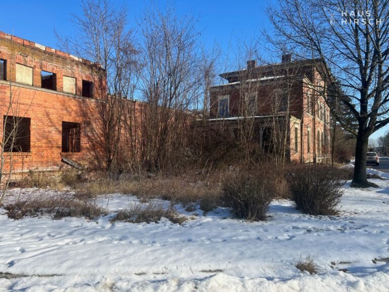 linker Seitentrakt mit Blick zum Hauptgebäude