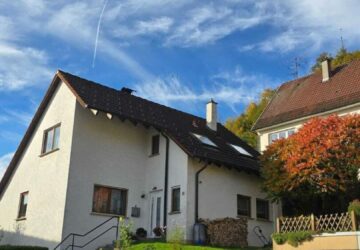 Haus mit Garage und Treppe