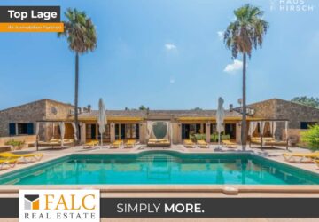 [COVER] Hausansicht mit Pool