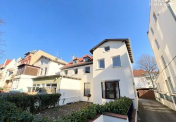 Hausansicht mit Zufahrt