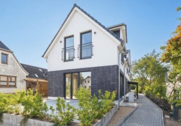 Vorderhaus und Parkplätze