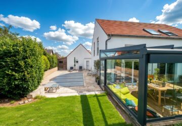 Garten mit Wintergarten und Pool
