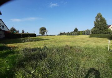 Bauland. Links und rechts in Verbindung die Grundstücksgrenze
