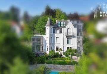 Außenansicht Villa (Hangseite)