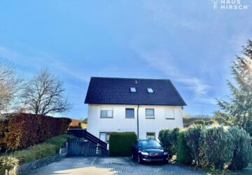 Hausfront mit 3 Stellplätze