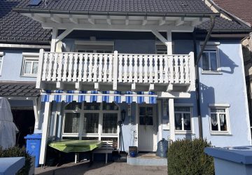 Front mit Balkon mit Vorgarten