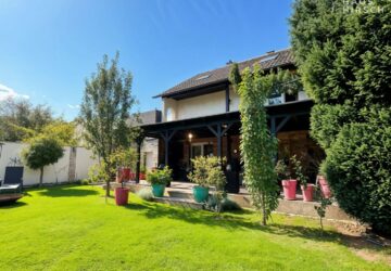 Haus und Garten mit Obstbäumen - (KI generiert)