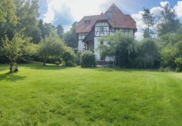 Grundstück mit Blick auf die Nachbarschaftsbebauung