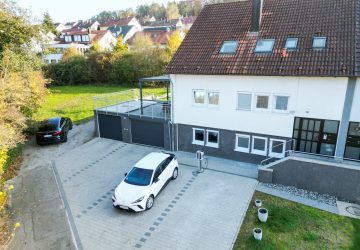 Gebäudeansicht mit Stellplätzen + Garagen