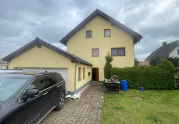 Haupteingang und Garage