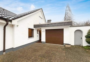 Hausansicht mit Garage