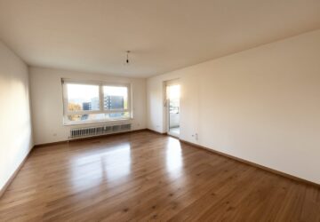 Wohnzimmer mit Zugang zum Balkon