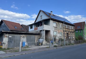 Ansicht seitlich mit Balkon und Garage