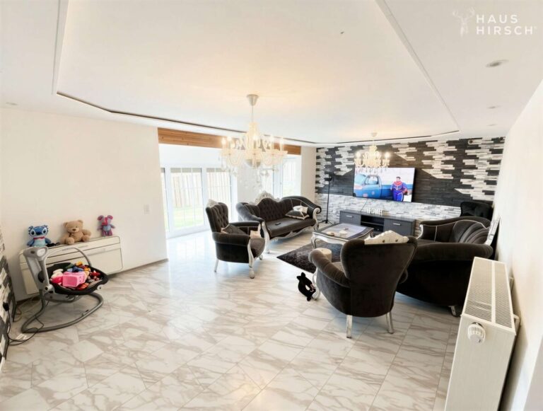 Wohnzimmer und Wintergarten im EG