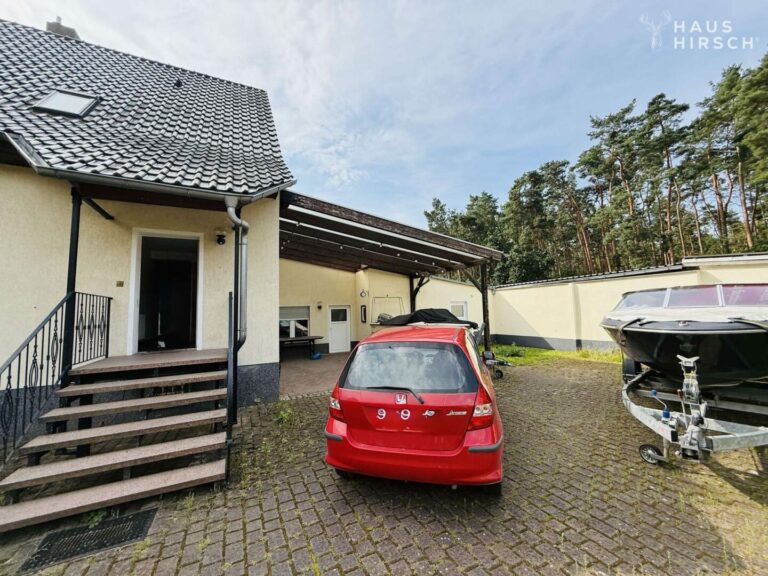 Eingangsbereich und Carport