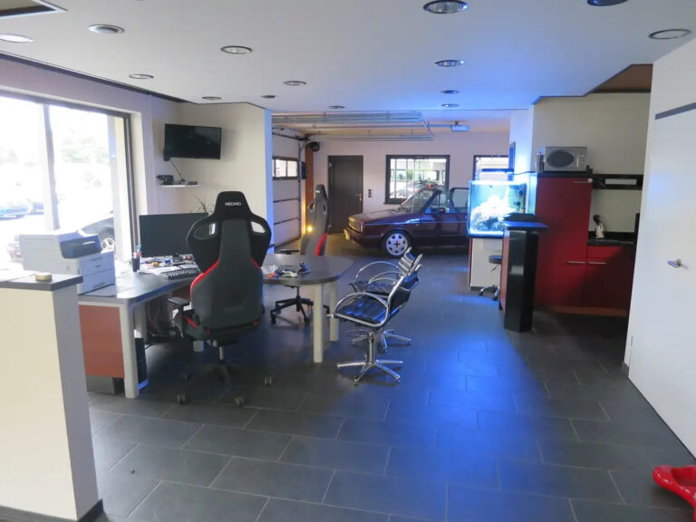 Büro und Kfz-Einfahrt