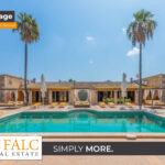 [Cover] Hausansicht Mit Pool