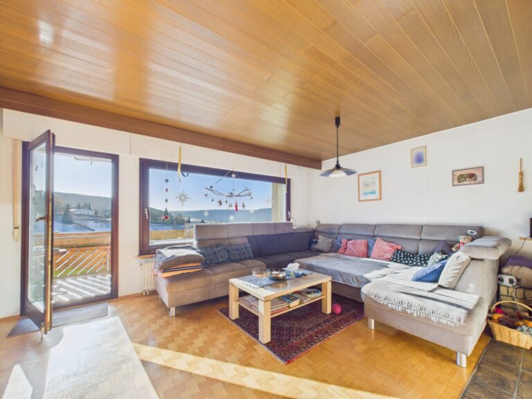 Wohnzimmer mit Kamin im Obergeschoss