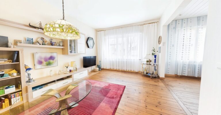 Wohnzimmer – helles Ambiente mit Holzdielen