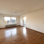 Wohnzimmer Mit Zugang Zum Balkon