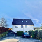 Hausfront Mit 3 Stellplätze