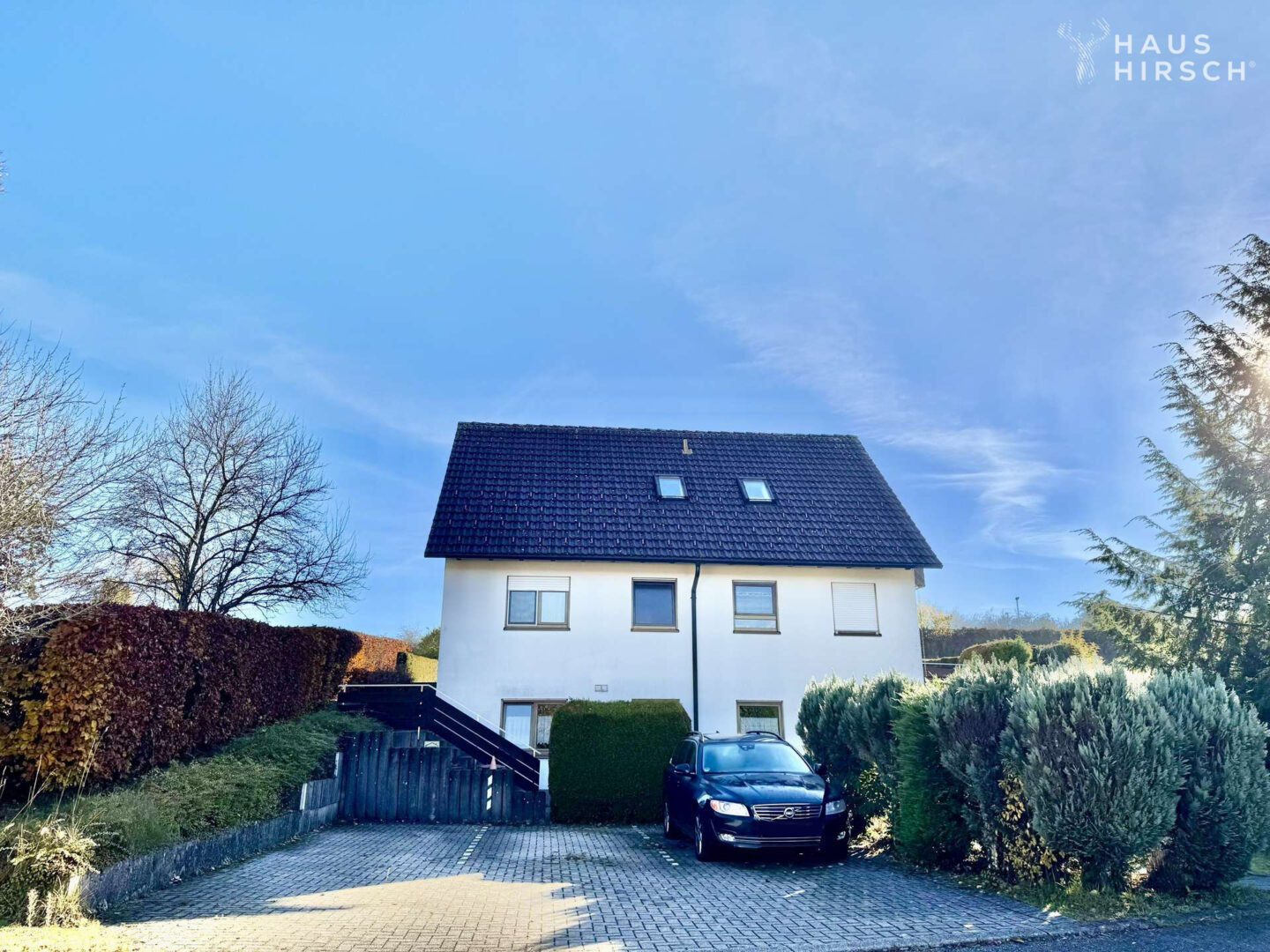 Hausfront mit 3 Stellplätze