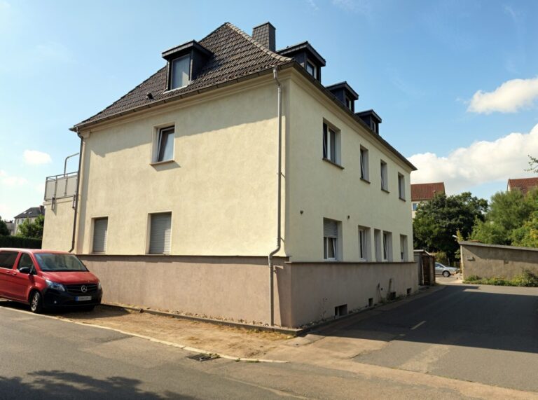 Straßenansicht - Verbessert - (KI generiert)